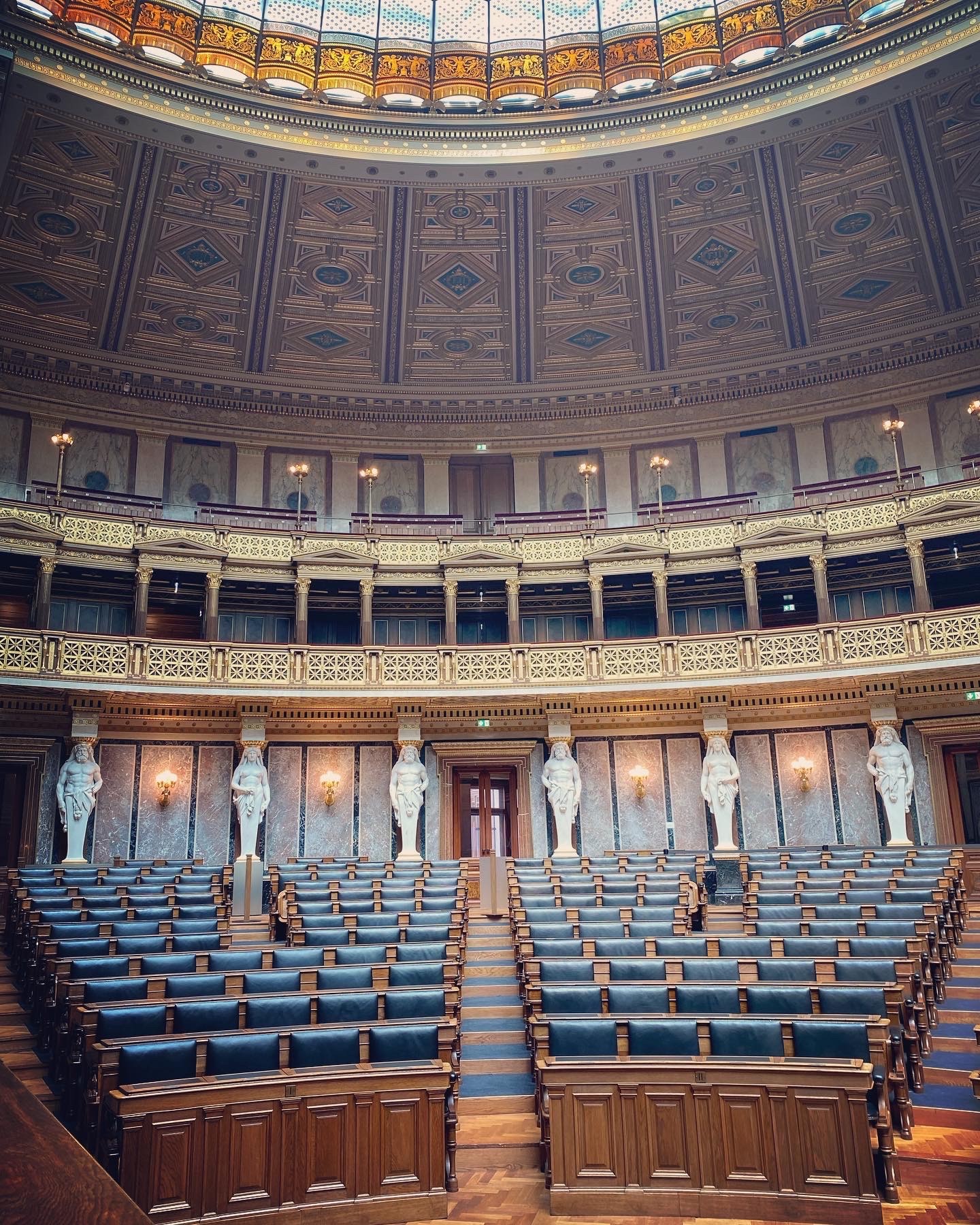 3_parlament.jpg