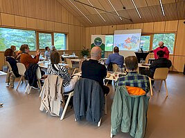 csm_praesentation_mit_finnen_von_hinten_bild-da_e21bb300c1.jpg